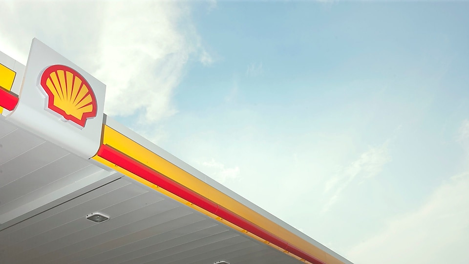 retail-station-canopy-with-shell-logo